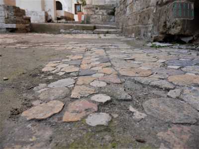 Lungo i lati si alternano tasselli ottagonali in marmo colorato e cotto